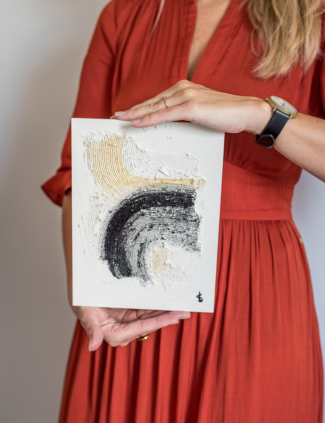 Onze abstracte schilderijen zijn handgemaakt. Dit abstract kunstwerk met 3D reliëf heeft een touch of gold. Deze minimalistische kunst staat in iedere woonkamer. Bekijk betaalbare kunst.