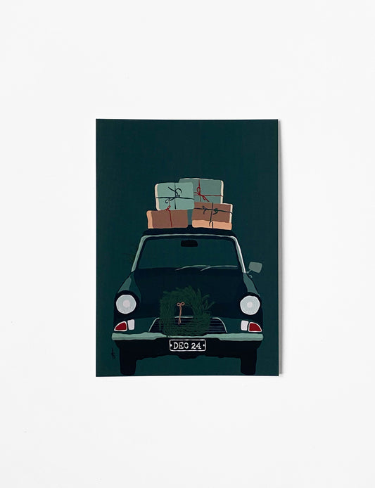 Ansichtkaart (A6) met handgetekende Present car illustratie. Geprint op beschrijfbaar papier en voorzien van soft touch laminaat (mat). Deze stijlvolle wenskaart maakt onderdeel uit van een kaartenset met kerstkaarten. Je kunt deze mooie wenskaarten en andere leuke kerstkaarten vinden in onze webshop.