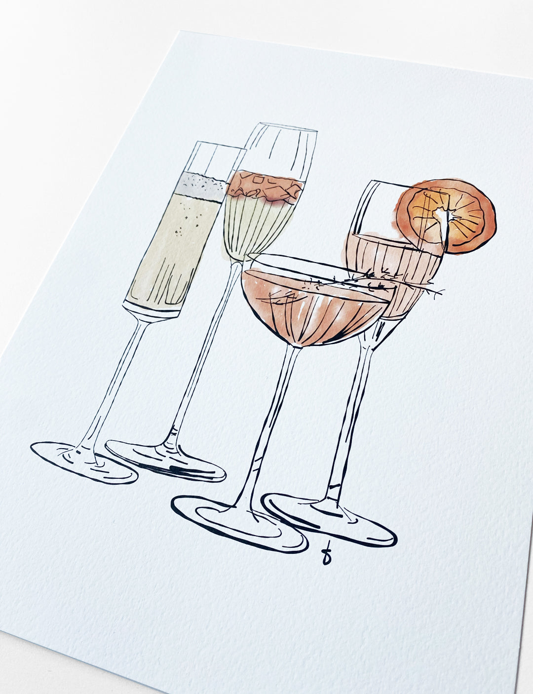 Cheers! Een sprankelende handgetekende illustratie met cocktailglazen spat van de poster af. Wie wil er niet zo'n feestelijke poster keuken?